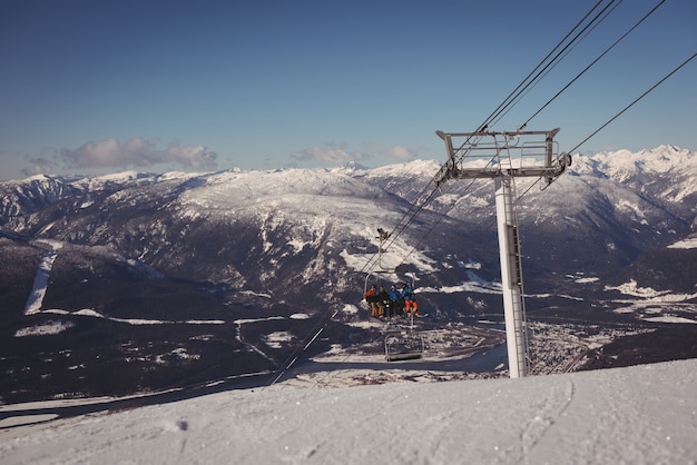 Skifahrer, die im Skilift im Skigebiet reisen