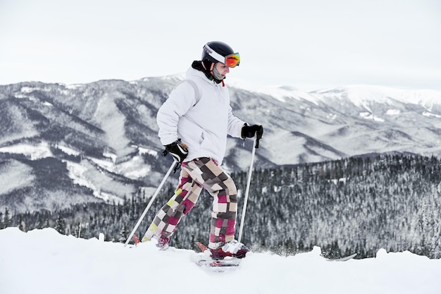 Kostenloses Foto skifahrer mit skiausrüstung verbringen in der wintersaison zeit auf berghängen