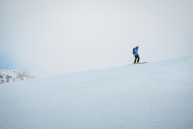 Skifahrer Skifahren auf schneebedeckten Bergen