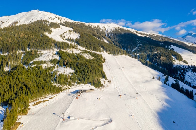 Skigebiet auf den verschneiten Bergen von Saalbach-Hinterglemm in Österreich