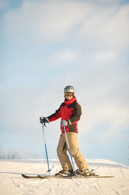 Skitricks. Sonniges Wetter im Winter. Verbringen Sie Zeit mit Skifahren