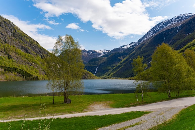 Kostenloses Foto skjolden norwegen 16. mai 2023 berg und wasserfall