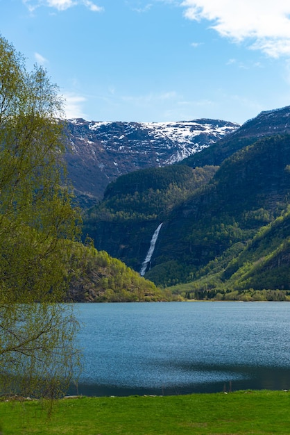 Kostenloses Foto skjolden norwegen 16. mai 2023 berg und wasserfall