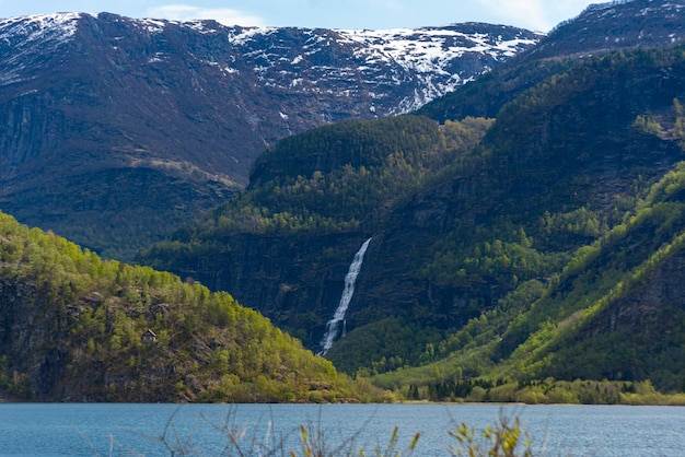 Kostenloses Foto skjolden norwegen 16. mai 2023 berg und wasserfall