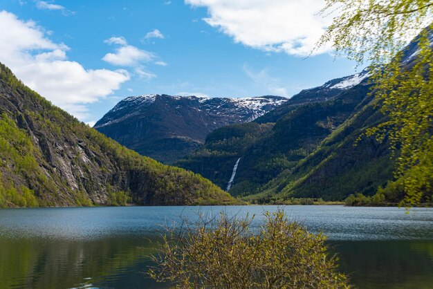 Kostenloses Foto skjolden norwegen 16. mai 2023 berg und wasserfall