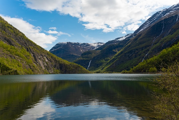 Kostenloses Foto skjolden norwegen 16. mai 2023 berg und wasserfall