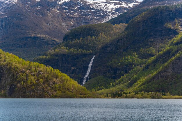 Kostenloses Foto skjolden norwegen 16. mai 2023 berg und wasserfall