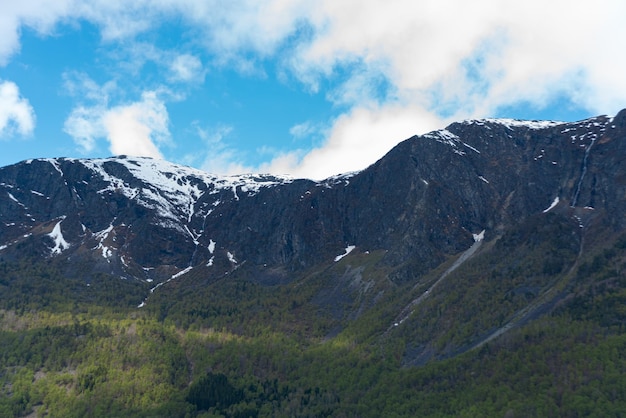 Kostenloses Foto skjolden norwegen 16. mai 2023 berg