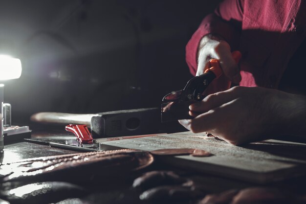 Skulptur in der Dunkelheit im Atelier machen. Hochwertiges Foto