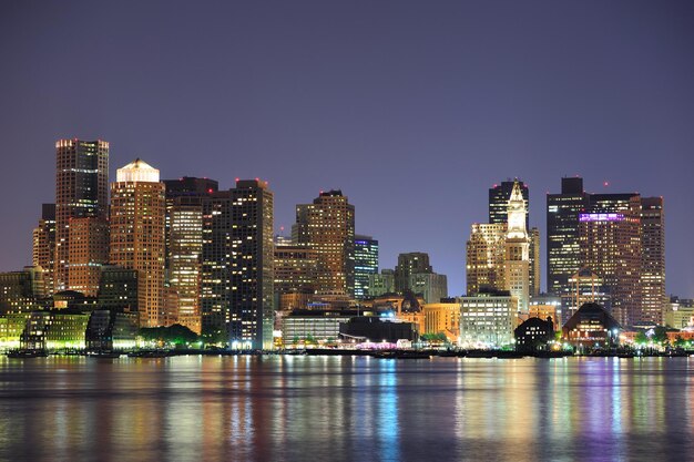 Skyline der Innenstadt von Boston in der Abenddämmerung