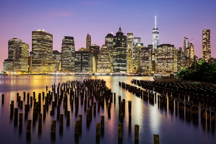 Kostenlose Foto skyline der innenstadt von new york city manhattan in der abenddämmerung, usa.