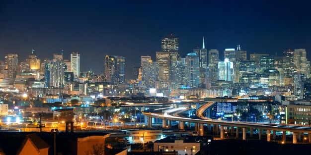 Skyline der Stadt San Francisco mit urbanen Architekturen bei Nacht mit Autobahnbrückenpanorama.