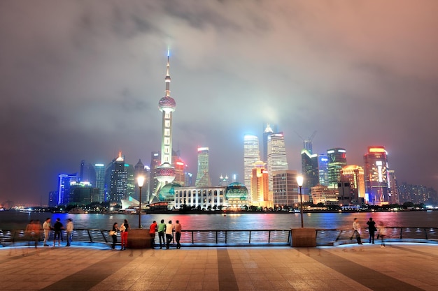 Skyline der Stadt Shanghai über Gehweg bei Nacht