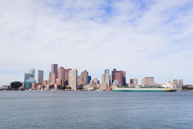 Skyline der Stadt über dem Meer