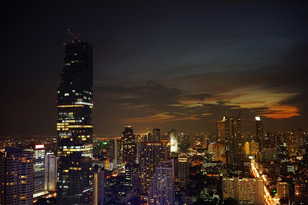 Skyline in der Nacht. Blick auf Stadt städtischen Gebäude.