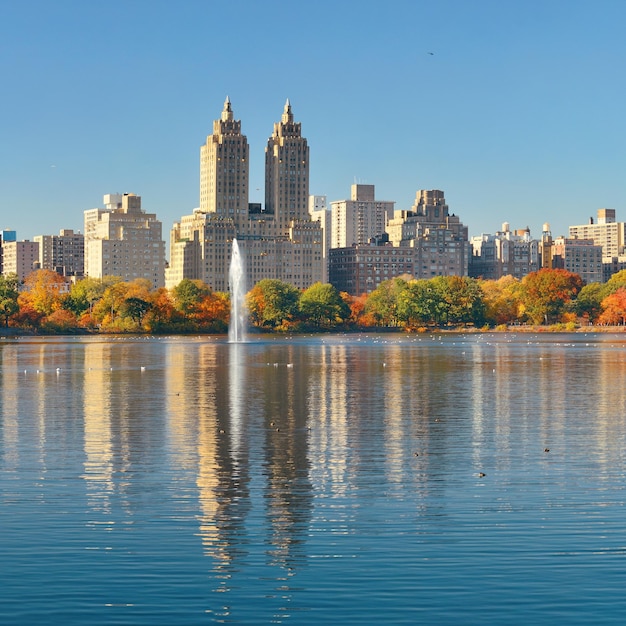 Skyline mit Wolkenkratzern über See mit Springbrunnen im Central Park in Midtown Manhattan in New York City