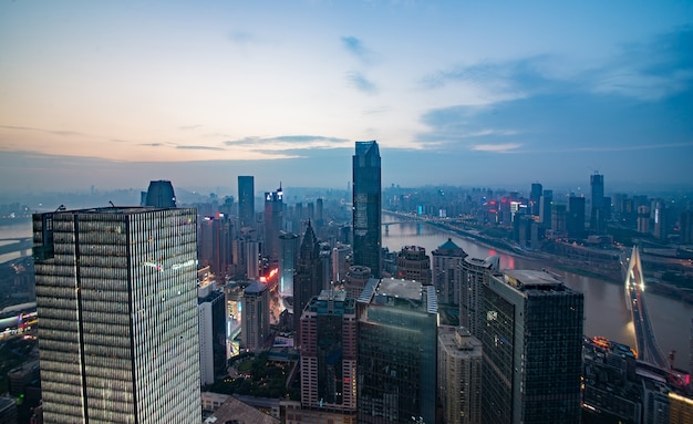 Skyline und die Landschaft von Chongqing am Flussufer bei Sonnenaufgang.