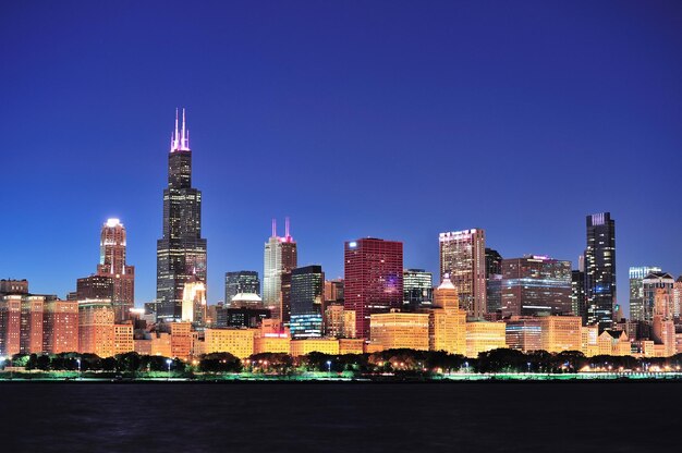 Skyline von Chicago in der Abenddämmerung