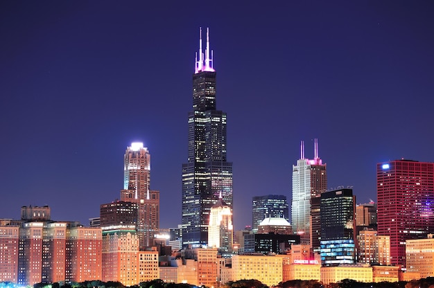 Kostenloses Foto skyline von chicago in der abenddämmerung