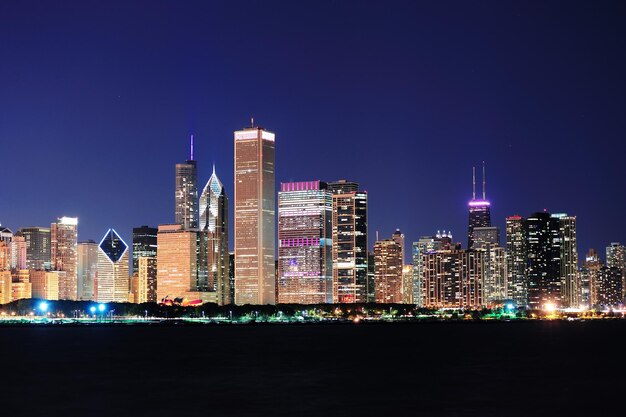 Skyline von Chicago in der Abenddämmerung