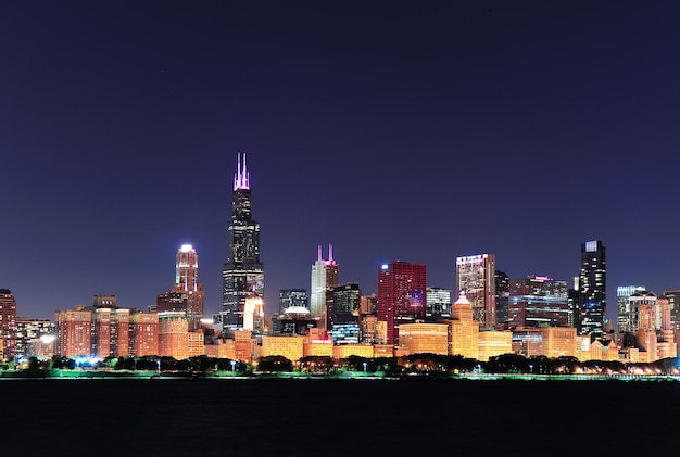 Kostenloses Foto skyline von chicago in der abenddämmerung