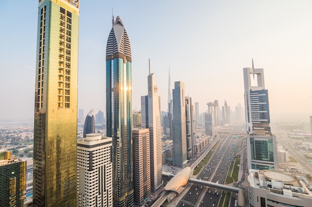 Skyline von Dubai und Wolkenkratzer in der Innenstadt bei Sonnenuntergang. Modernes Architekturkonzept mit Hochhäusern auf weltberühmter Metropole in den Vereinigten Arabischen Emiraten