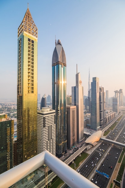 Skyline von Dubai und Wolkenkratzer in der Innenstadt bei Sonnenuntergang. Modernes Architekturkonzept mit Hochhäusern auf weltberühmter Metropole in den Vereinigten Arabischen Emiraten