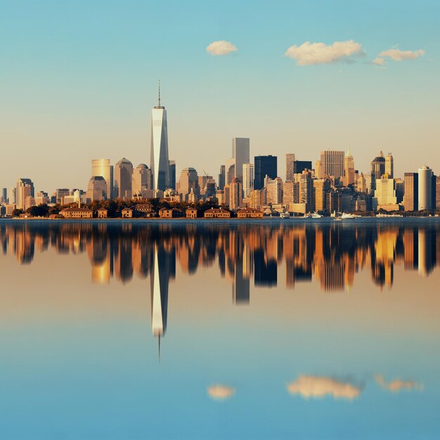 Skyline von Manhattan im Stadtzentrum mit städtischen Wolkenkratzern über dem Fluss mit Reflexionen.