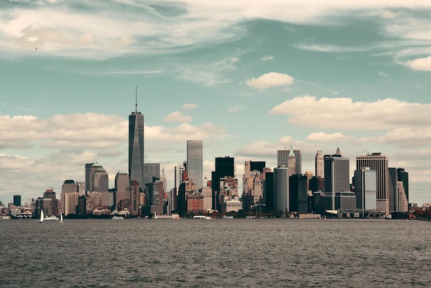 Kostenloses Foto skyline von manhattan im stadtzentrum mit städtischen wolkenkratzern über dem fluss.