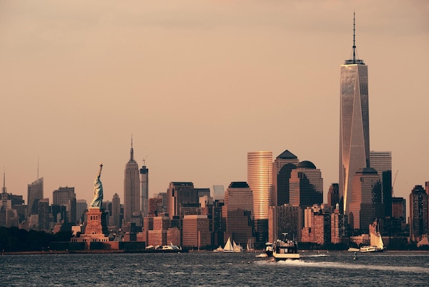 Kostenloses Foto skyline von manhattan im stadtzentrum mit städtischen wolkenkratzern über dem fluss.