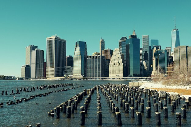 Skyline von Manhattan im Stadtzentrum mit verlassenem Pier.