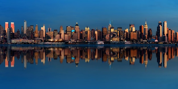 Skyline von Midtown Manhattan mit Reflexionen bei Dämmerung Panorama über den Hudson River