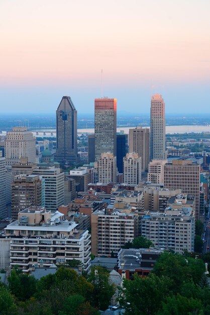 Skyline von Montreal bei Sonnenuntergang vom Mont Royal mit städtischen Wolkenkratzern.