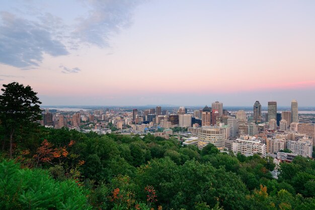 Skyline von Montreal bei Sonnenuntergang vom Mont Royal mit städtischen Wolkenkratzern.