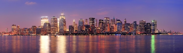 Skyline von New York City Manhattan in der Abenddämmerung mit beleuchteten Wolkenkratzern über dem Hudson River Panorama