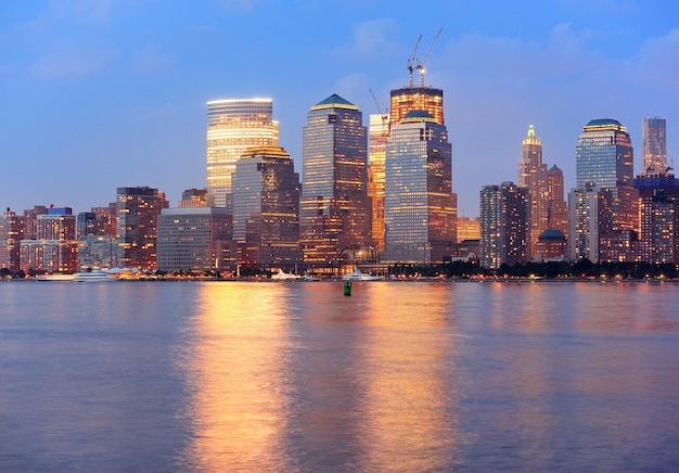 Skyline von New York City Manhattan in der Abenddämmerung mit beleuchteten Wolkenkratzern über dem Hudson River Panorama