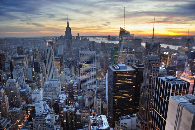 Skyline von New York City mit städtischen Wolkenkratzern bei Sonnenuntergang.