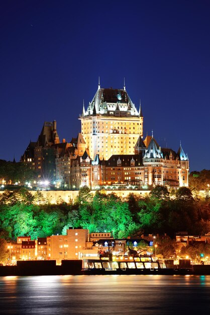 Skyline von Quebec City in der Abenddämmerung über dem Fluss von Levis aus gesehen.