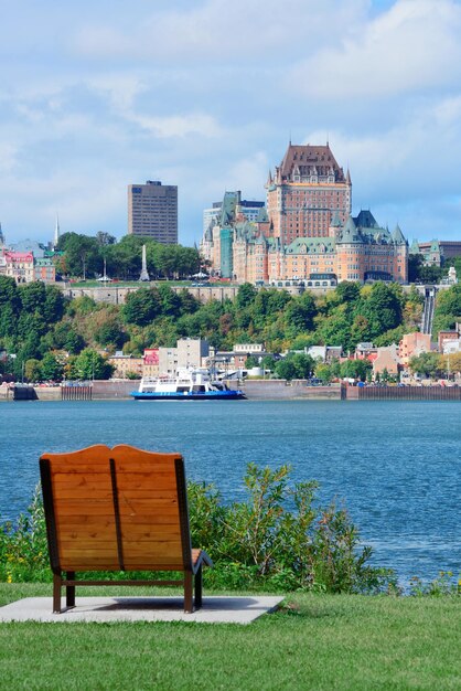 Skyline von Quebec City über den Fluss mit blauem Himmel und Wolken vom Park aus gesehen.