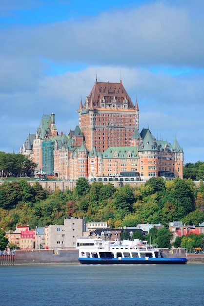 Kostenloses Foto skyline von quebec city über den fluss mit blauem himmel und wolken.