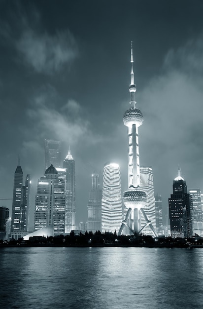 Skyline von Shanghai bei Nacht in Schwarz und Weiß