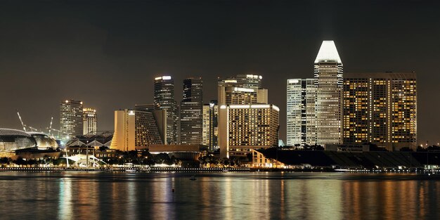 Skyline von Singapur bei Nacht mit städtischen Gebäuden