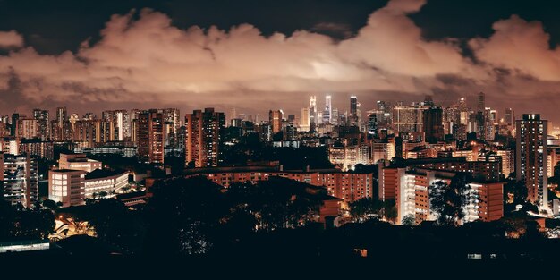 Skyline von Singapur bei Nacht vom Mt. Faber aus gesehen mit städtischen Gebäuden