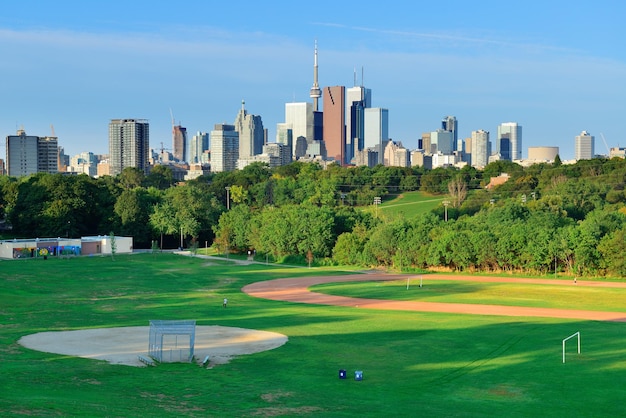 Skyline von Toronto über Park mit städtischen Gebäuden und blauem Himmel