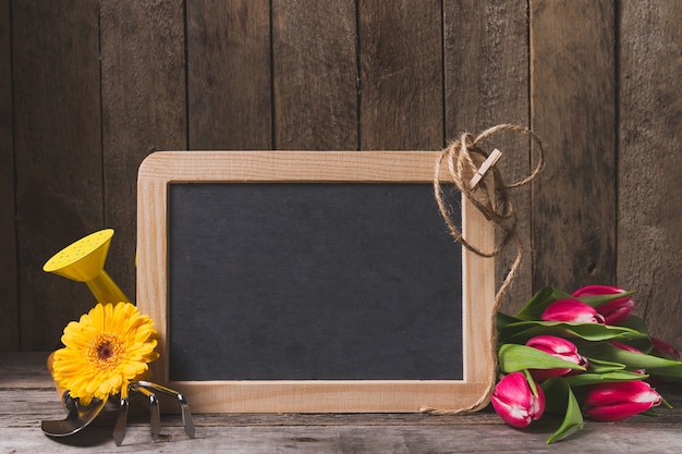 Kostenloses Foto slate mit dekorativen blumen für den frühling