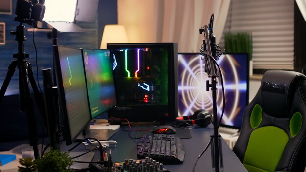 Slide-Ansicht des mit professioneller Ausrüstung ausgestatteten Streaming-Heimstudios während des E-Sport-Wettbewerbs