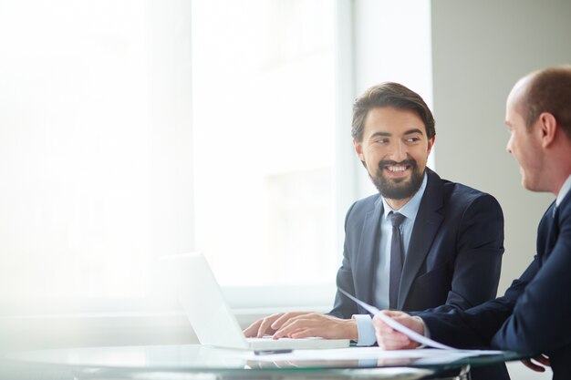 Smart-Führungskräfte arbeiten bei Meeting planen