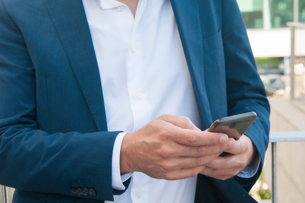 Smartphone in den Geschäftsmannhänden