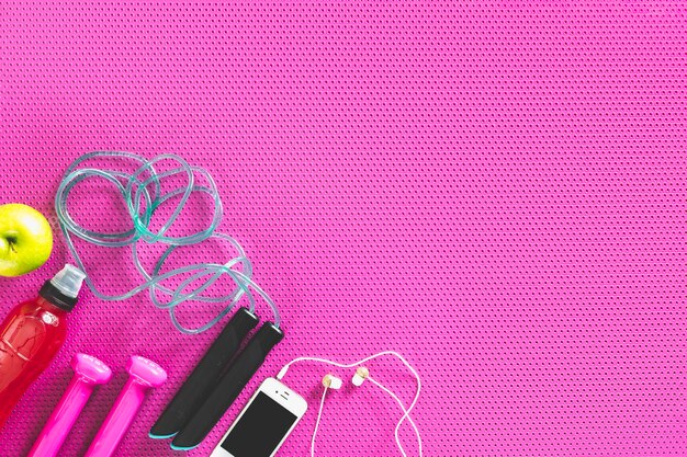 Smartphone in der Nähe von Sportgeräten
