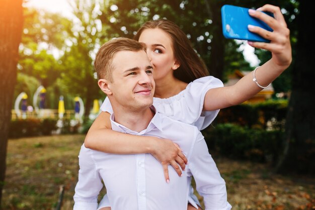 Smartphone Lächeln Glück Junge schließen